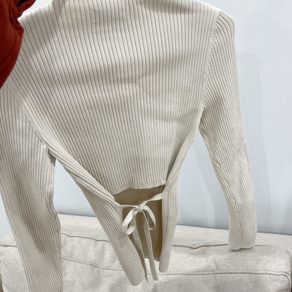 99% NEW ARITZIA Babaton Sculpt Knit Tie Back Sweater in Matte Pearl - Picture 4 of 7